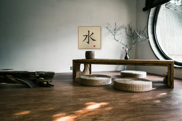 Eau à l'encre, sable ocre : affiche encadrée chêne au-dessus d'une table basse japandi