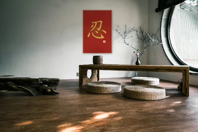 Patience à l'encre, laque rouge : affiche encadrée chêne au-dessus d'une table basse japandi