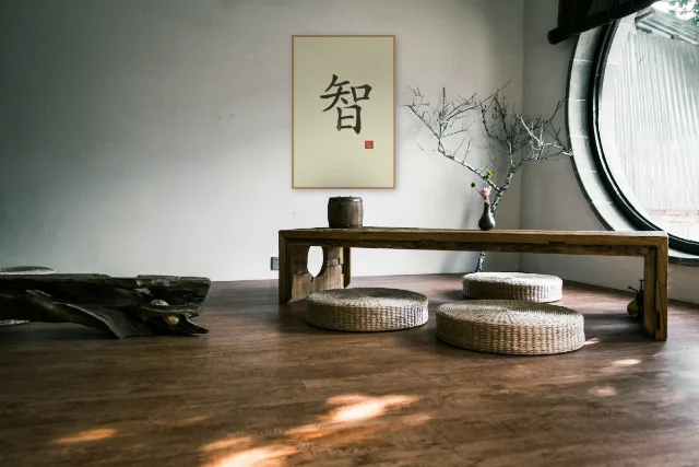 Sagesse à l'encre, thé vert : affiche encadrée chêne au-dessus d'une table basse japandi
