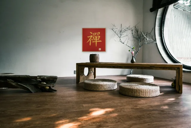 Zen à l'encre, laque rouge : affiche encadrée chêne au-dessus d'une table basse japandi