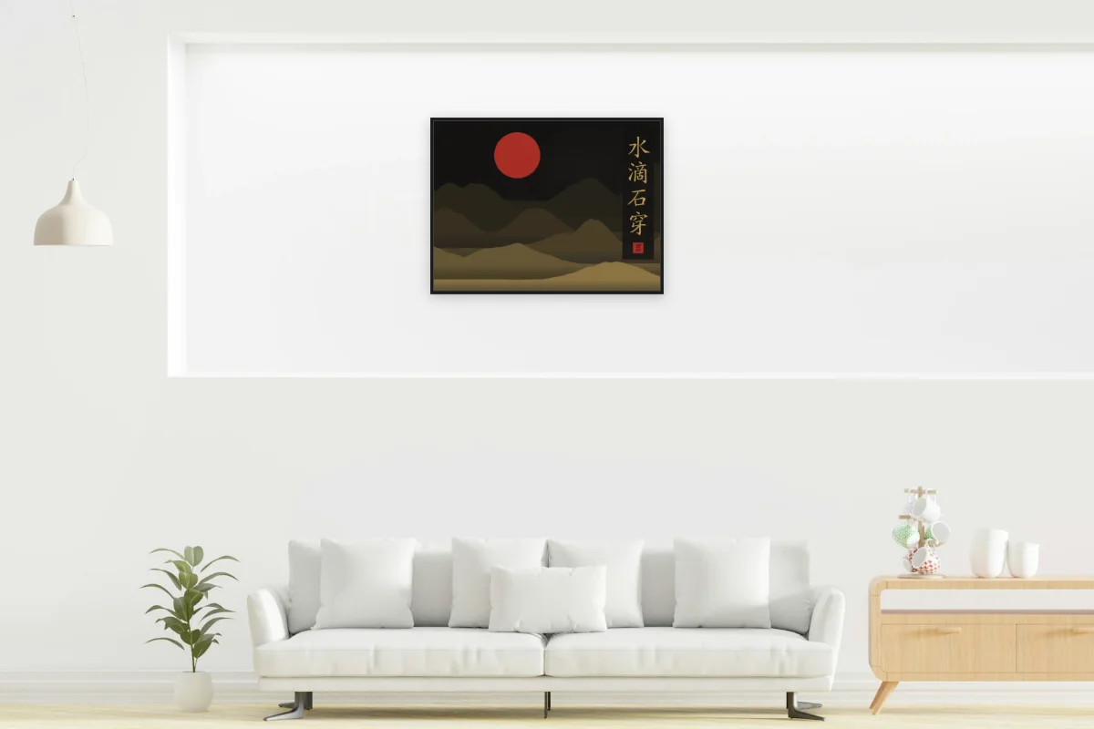 La goutte d’eau perce la pierre sous la lune, encre d’or. Photo d'illustration : Affiche encadrée noir dans la niche éclairée d'un salon blanc, œuvre en 80 × 60 cm, à l'échelle. Photo de la pièce : dada design (Unsplash).