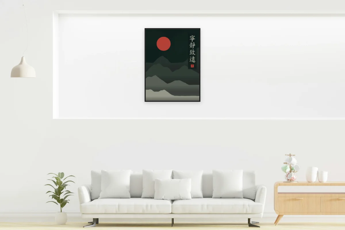 La sérénité mène loin sous la lune, nuit de jade. Photo d'illustration : Affiche encadrée noir dans la niche éclairée d'un salon blanc, œuvre en 60 × 80 cm, à l'échelle. Photo de la pièce : dada design (Unsplash).