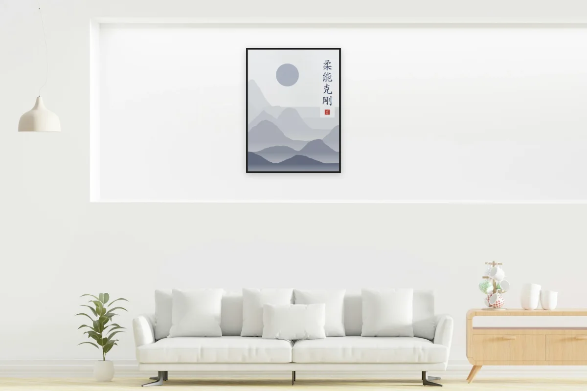 La souplesse l’emporte sous la lune, indigo. Photo d'illustration : Affiche encadrée noir dans la niche éclairée d'un salon blanc, œuvre en 60 × 80 cm, à l'échelle. Photo de la pièce : dada design (Unsplash).