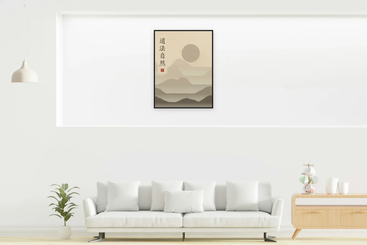La Voie suit la nature sous la lune, sable ocre. Photo d'illustration : Affiche encadrée noir dans la niche éclairée d'un salon blanc, œuvre en 60 × 80 cm, à l'échelle. Photo de la pièce : dada design (Unsplash).