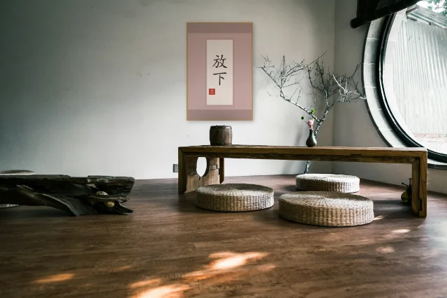 Lâcher prise en rouleau, pivoine : affiche encadrée chêne au-dessus d'une table basse japandi