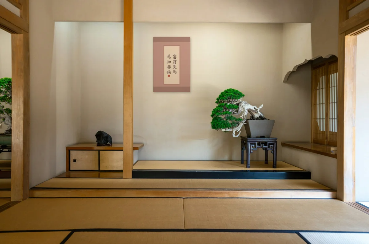 Le vieil homme et son cheval en rouleau, pivoine : toile dans le tokonoma, l'alcôve d'une pièce japonaise