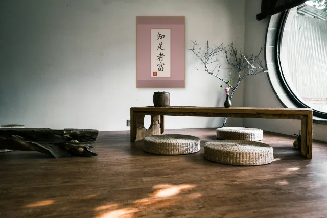 Qui sait se contenter est riche en rouleau, pivoine : affiche encadrée chêne au-dessus d'une table basse japandi