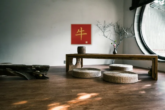 Signe du Buffle à l'encre, laque rouge : affiche encadrée chêne au-dessus d'une table basse japandi
