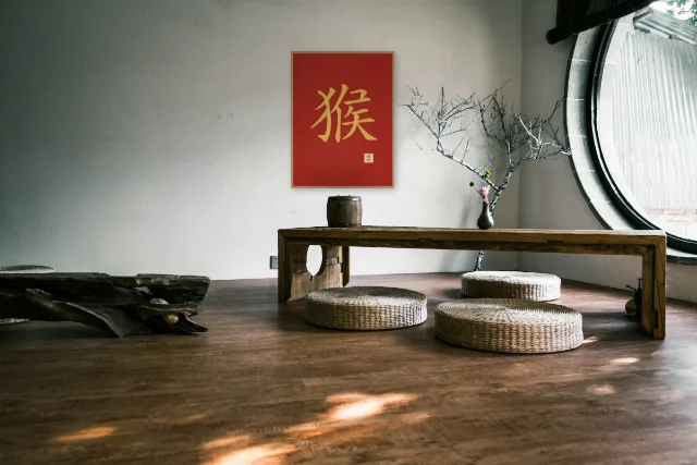 Signe du Singe à l'encre, laque rouge : affiche encadrée chêne au-dessus d'une table basse japandi